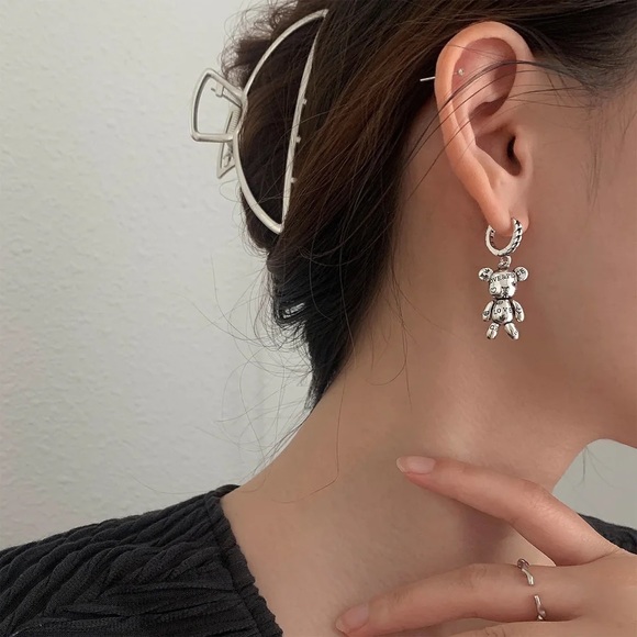 ✨MEW LAUNCH✨AB Asymmetric Unique Bear Heart-Shaped Earrings - Picture 2 of 4